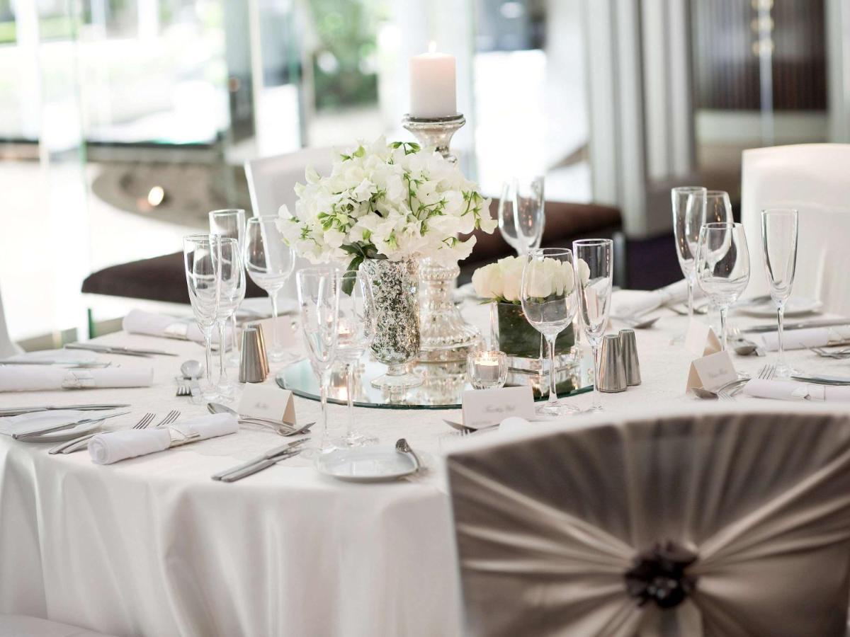 Hotel Pullman Sydney Hyde Park Exterior foto A table set for a formal dinner
