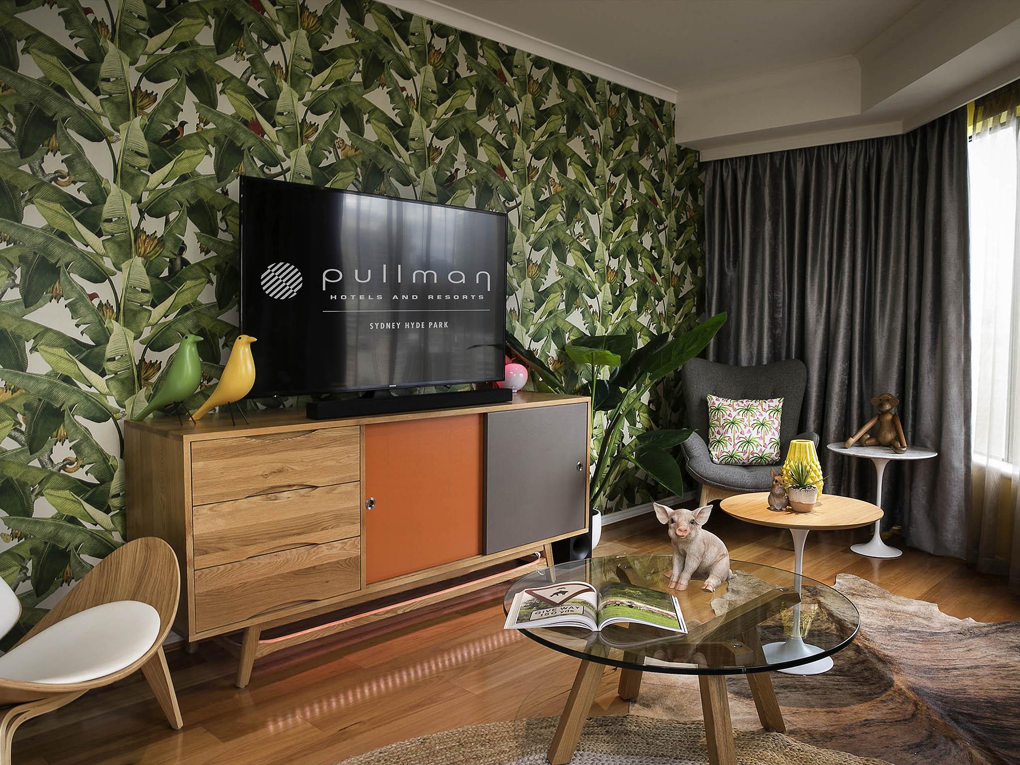 Hotel Pullman Sydney Hyde Park Exterior foto A living room with a TV