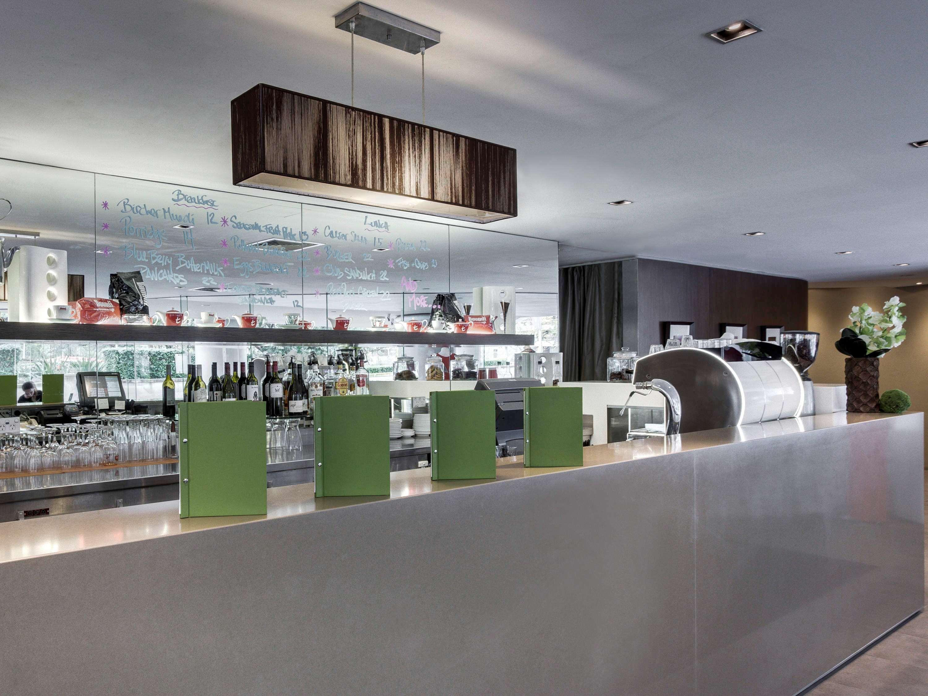 Hotel Pullman Sydney Hyde Park Exterior foto The bar at the 2008-opened lounge
