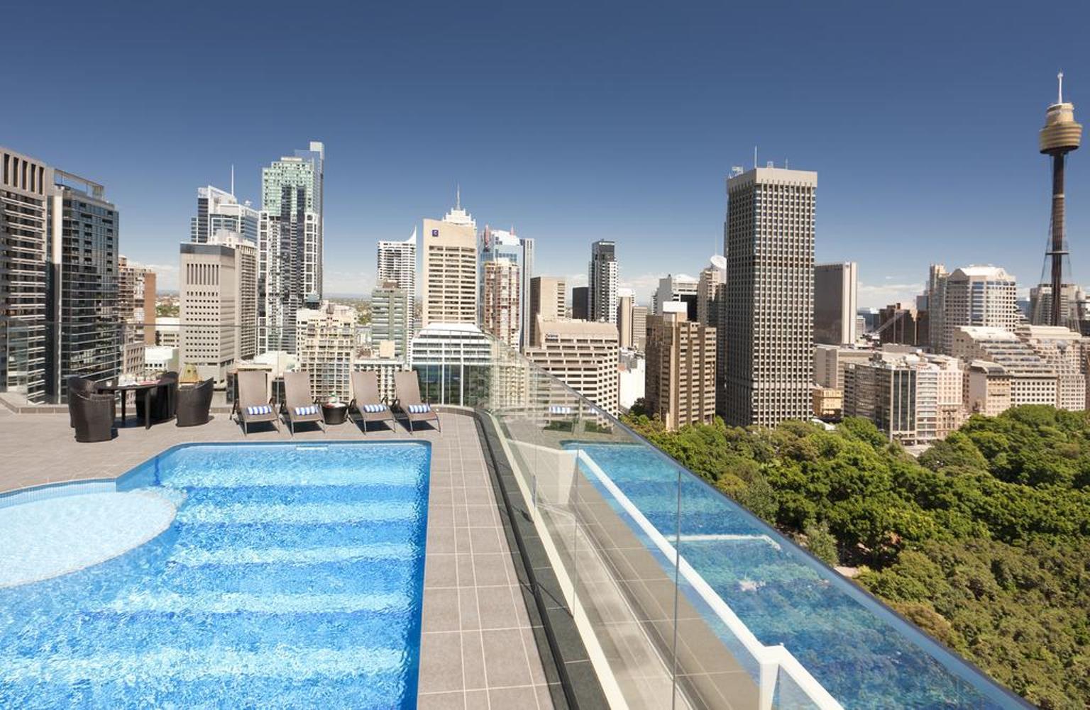 Hotel Pullman Sydney Hyde Park Exterior foto The rooftop pool at the Emporium Hotel South Bank