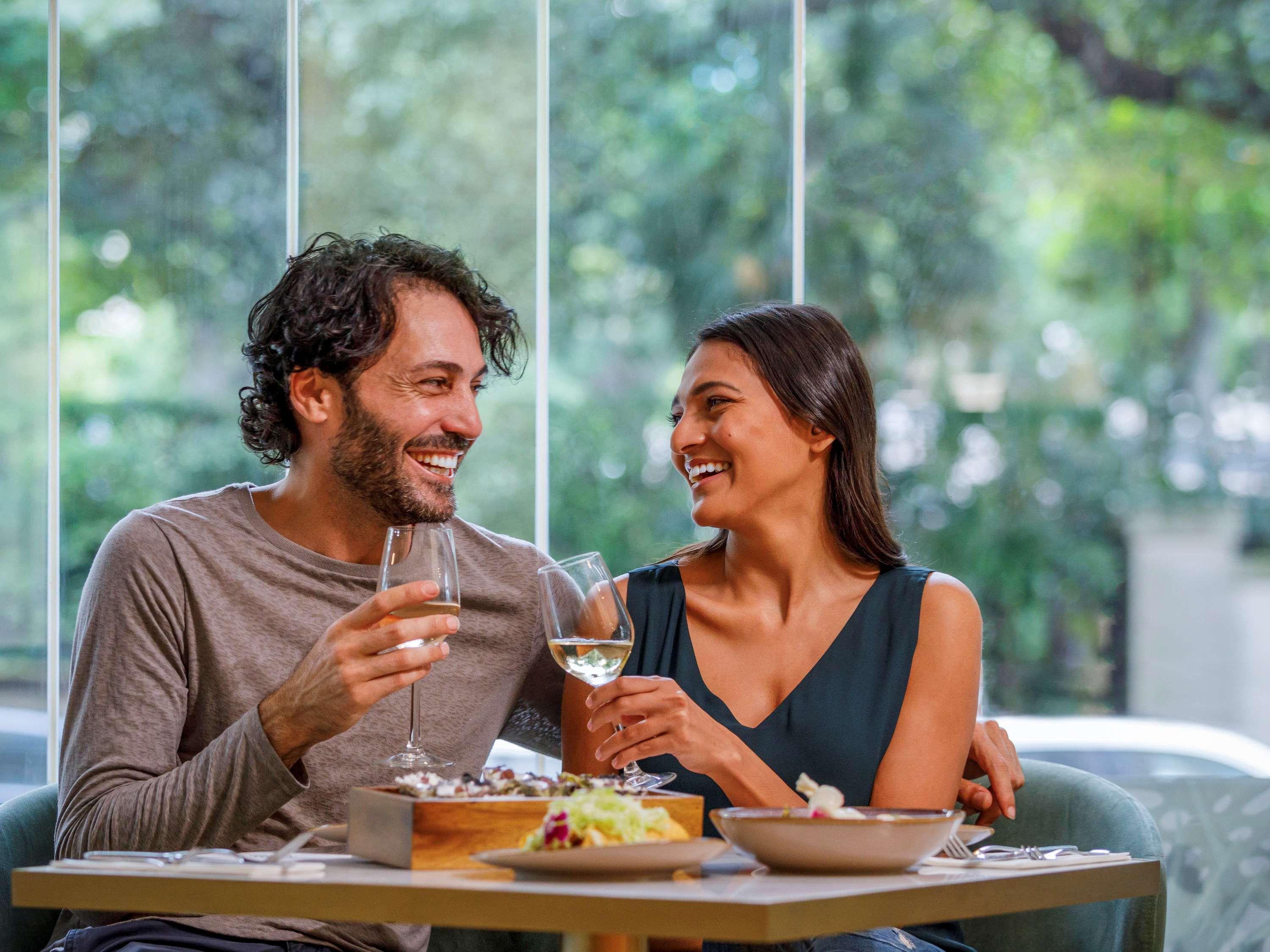 Hotel Pullman Sydney Hyde Park Exterior foto A couple dining together