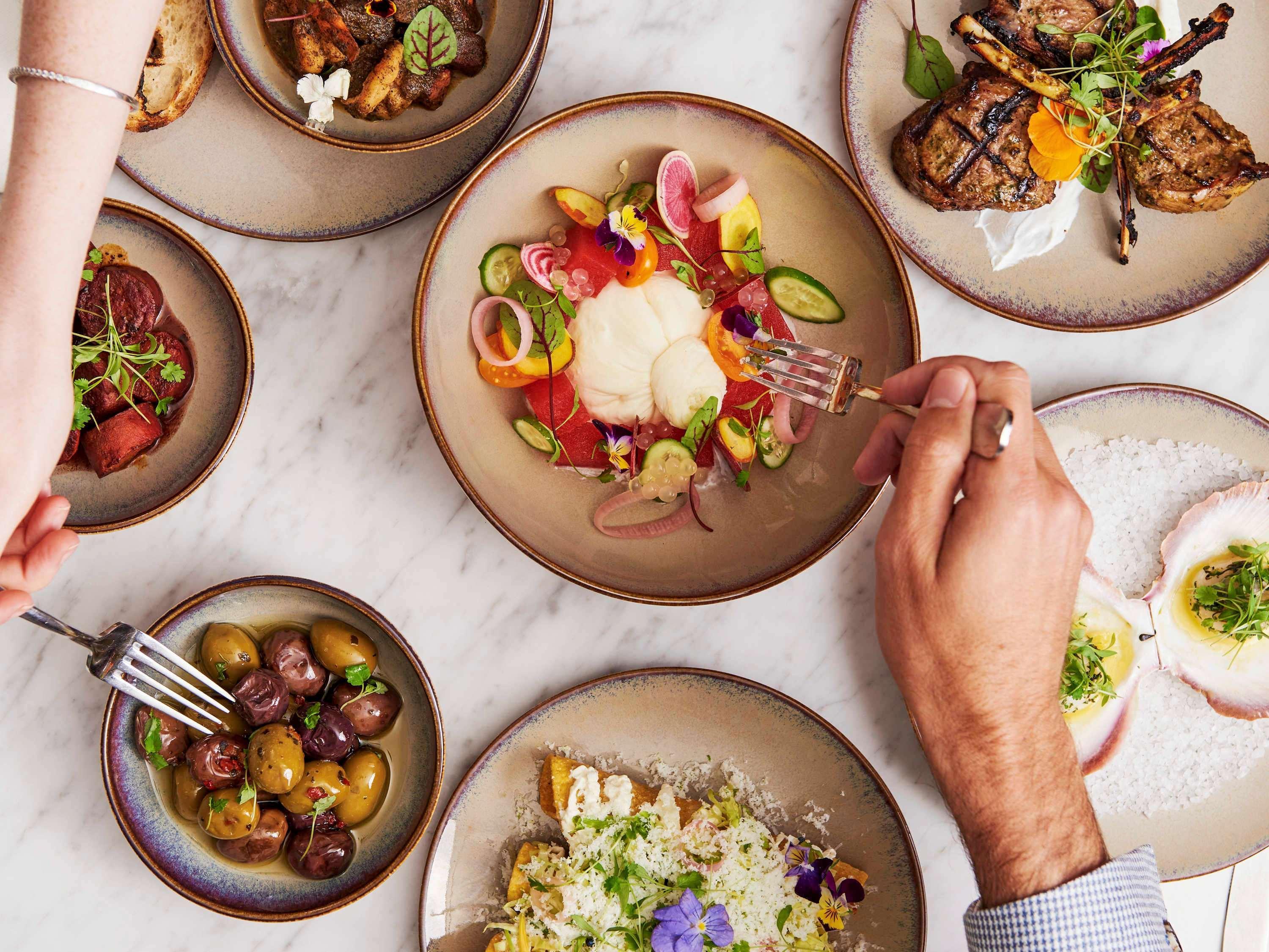 Hotel Pullman Sydney Hyde Park Exterior foto Dishes at the restaurant