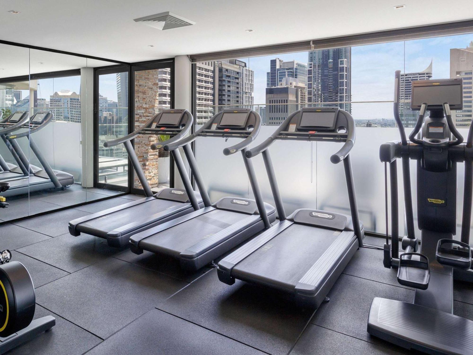 Hotel Pullman Sydney Hyde Park Exterior foto The gym at the hotel