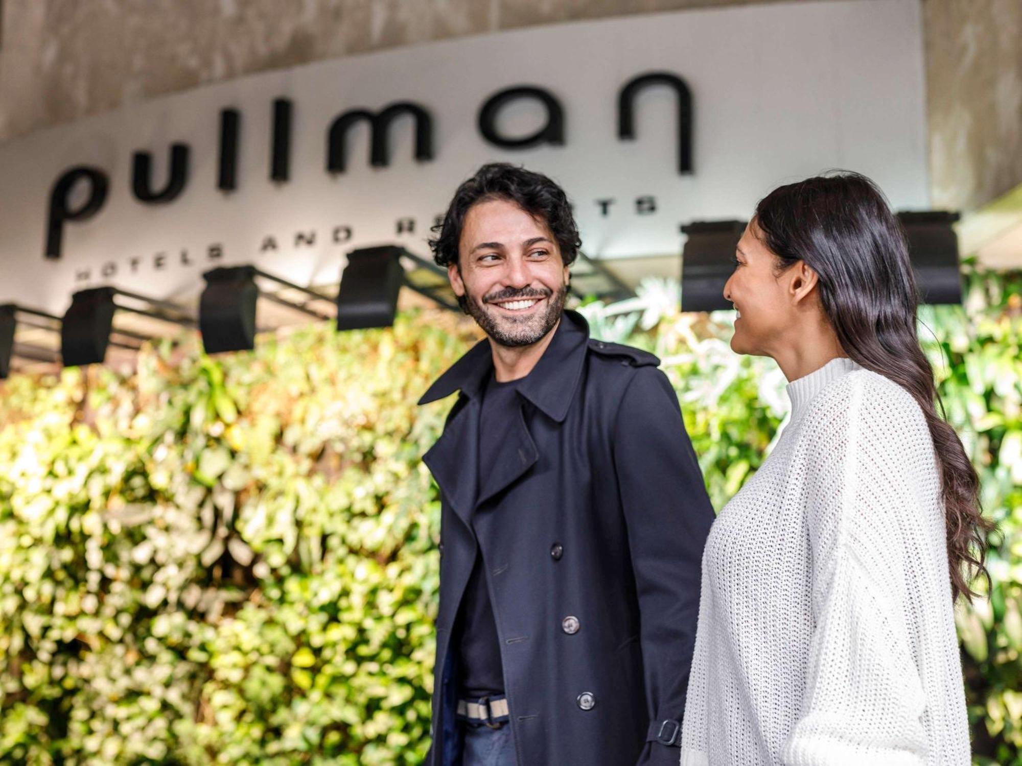 Hotel Pullman Sydney Hyde Park Exterior foto Pulman at the opening of his store in Madrid, 2019