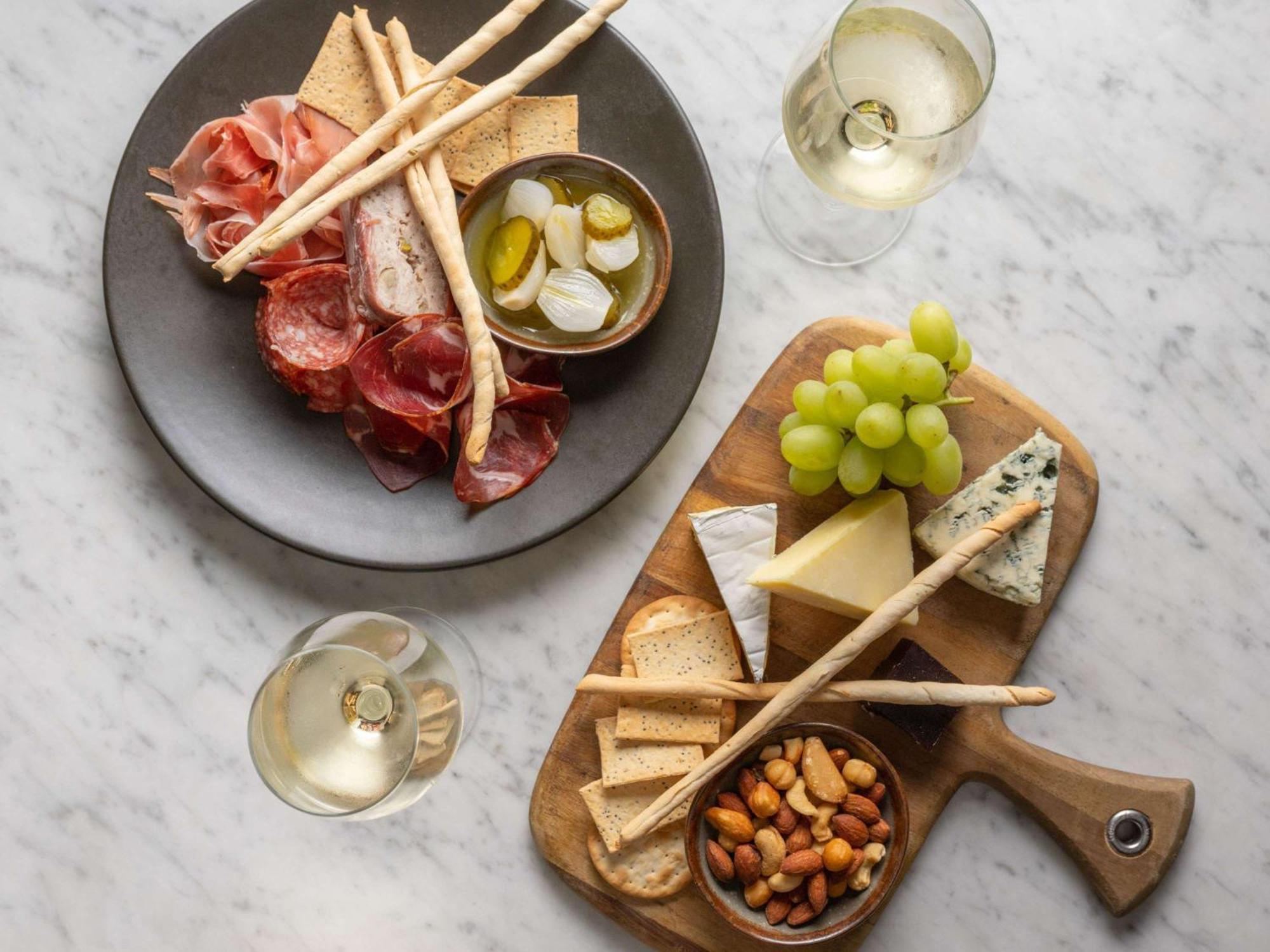 Hotel Pullman Sydney Hyde Park Exterior foto A cheese and wine platter