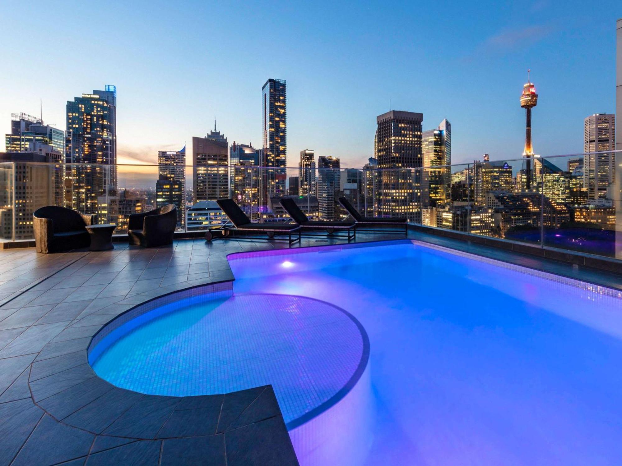 Hotel Pullman Sydney Hyde Park Exterior foto The rooftop pool at the hotel