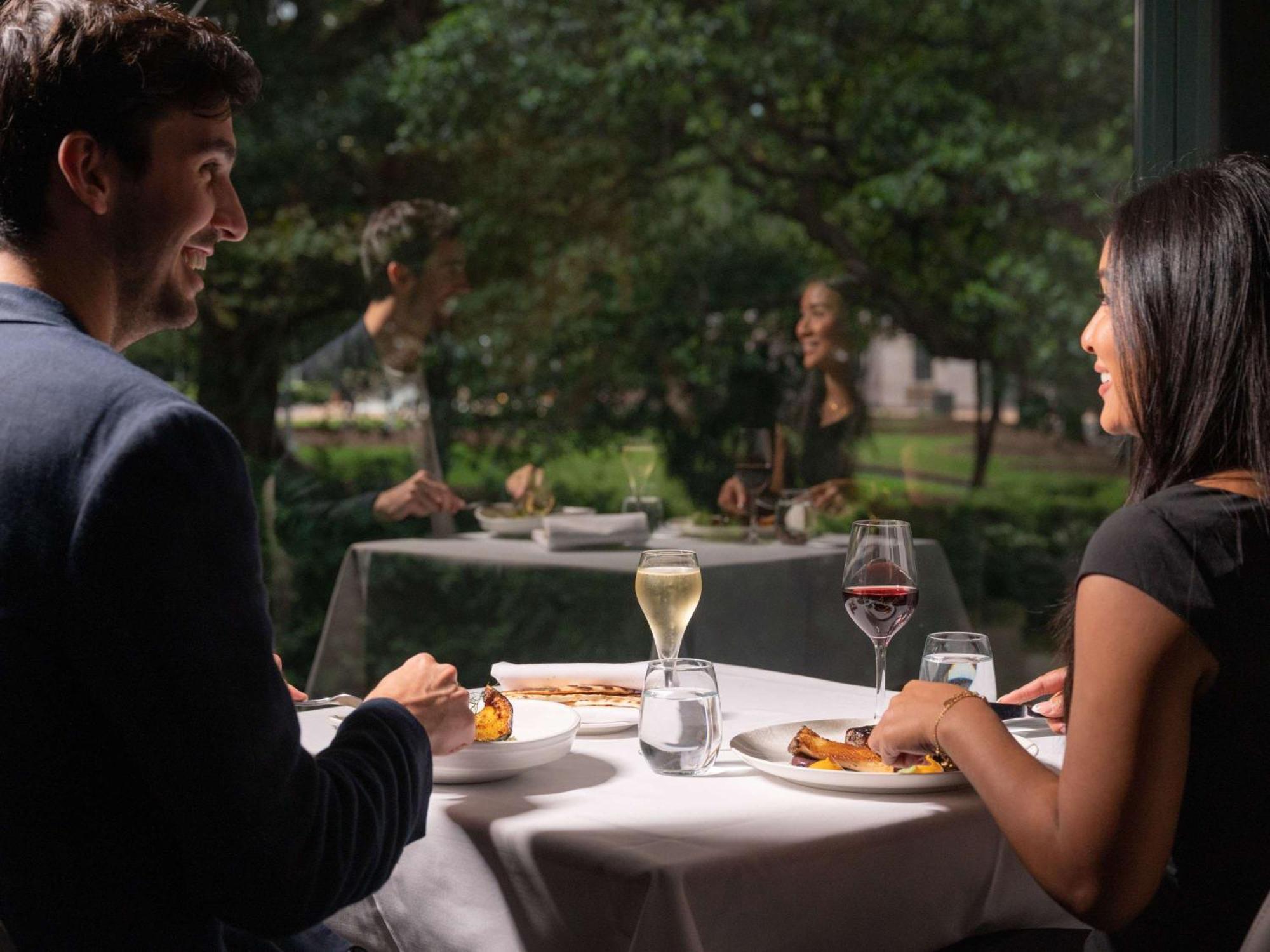 Hotel Pullman Sydney Hyde Park Exterior foto A couple dining at a restaurant