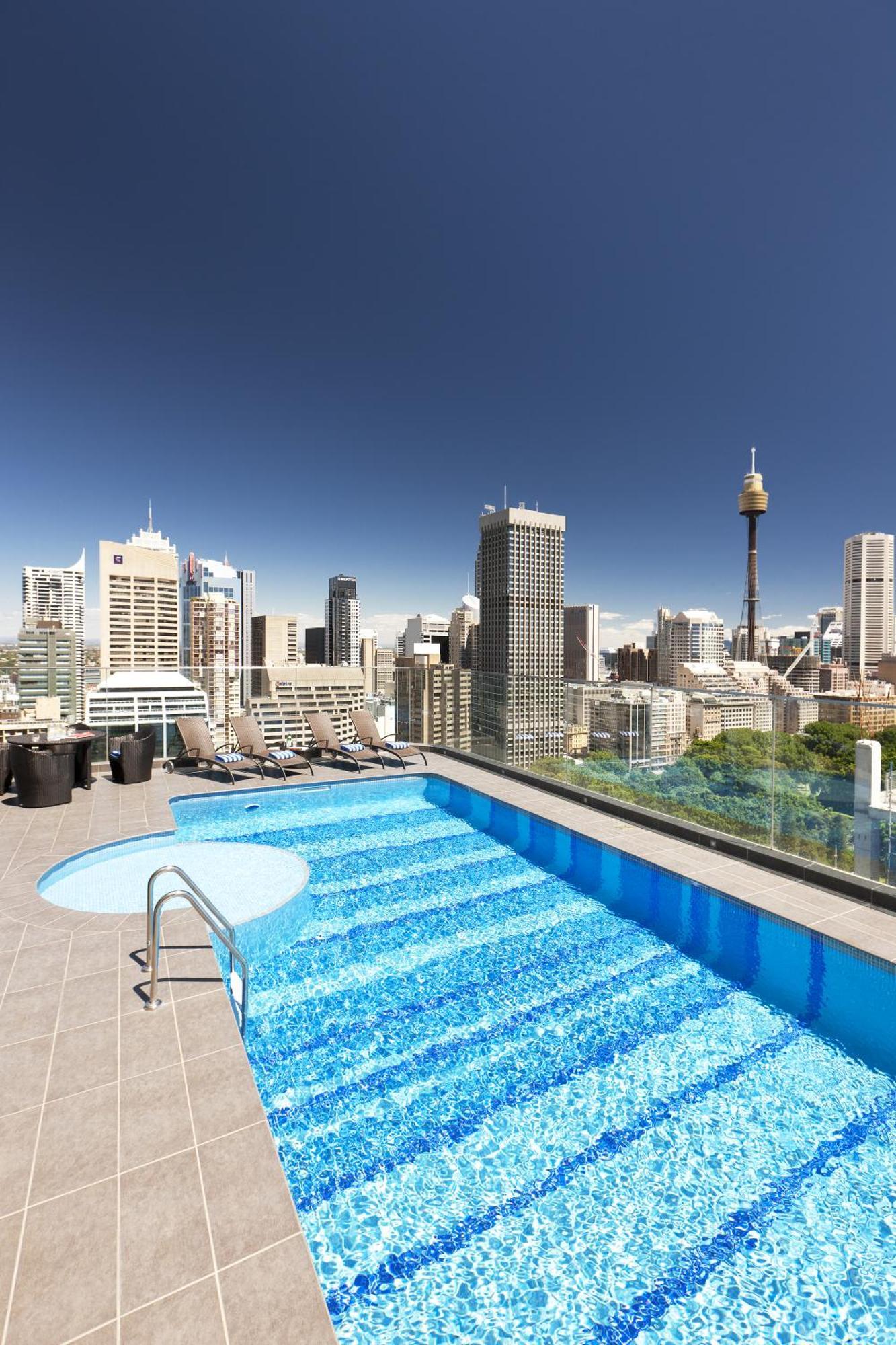 Hotel Pullman Sydney Hyde Park Exterior foto The rooftop pool at the hotel