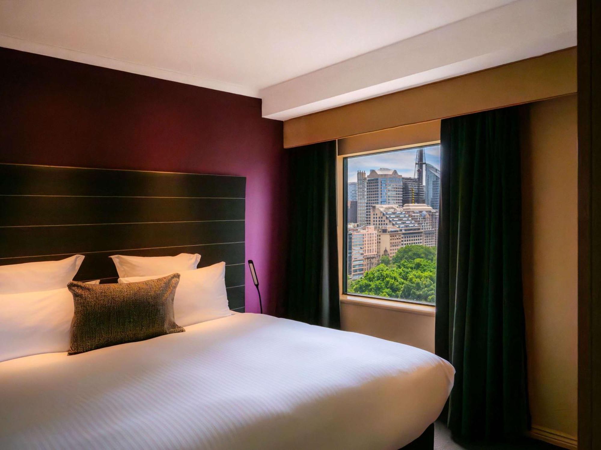 Hotel Pullman Sydney Hyde Park Exterior foto A bedroom at the hotel